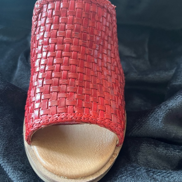 WOMEN’S SZ 7 1/2     7.5  RED HEELS MULES SLIP ON SHOES. NEW IN BOX - Picture 5 of 5